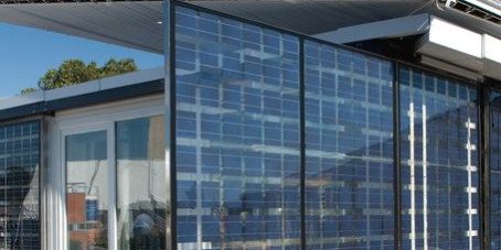 встановлені вертикальні сонячні панелі